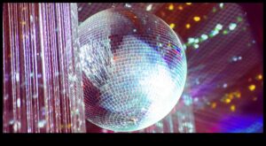 Disco Ball Dreams Bir Sonraki Harika Geceniz İçin Görünümü Elde Edin